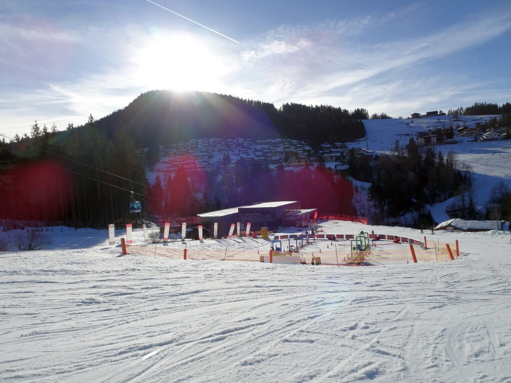 Talstation der Donnerkogelbahn mit Alpendorf Dachstein West.