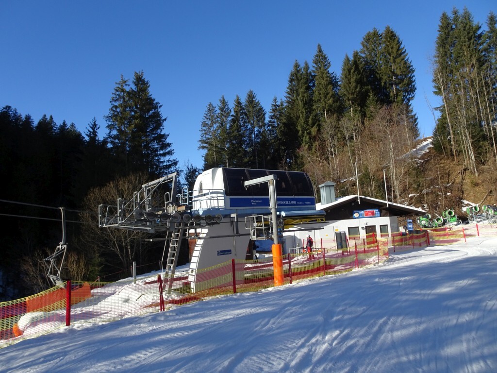 4er Sessellift Astauiwinkel Talstation. Dahinter ging früher der Doppelsessellift Riedlkar hoch (ersetzt durch die 8er Gondelbahn).