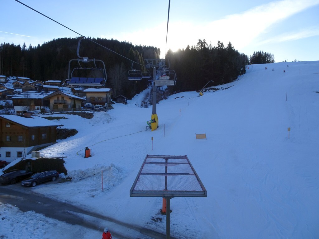 Über die Piste und die Straße zum Dolomitenhof.