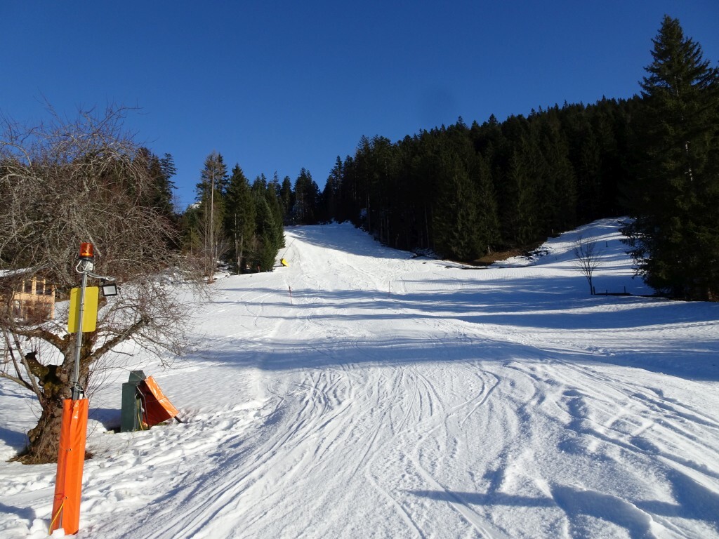 Kopfbergabfahrt (19). Hier wurde der Schnee stark zusammengeschoben und die eigentliche Abfahrt blieb sehr schmal.