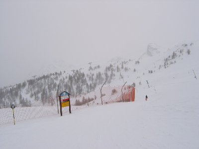 Rechts d. Beschneiungsteich, darüber die PB Serre-Che 2, links die neue 6-KSB Foret und der SL Alpage. Tolles Skigelände.
