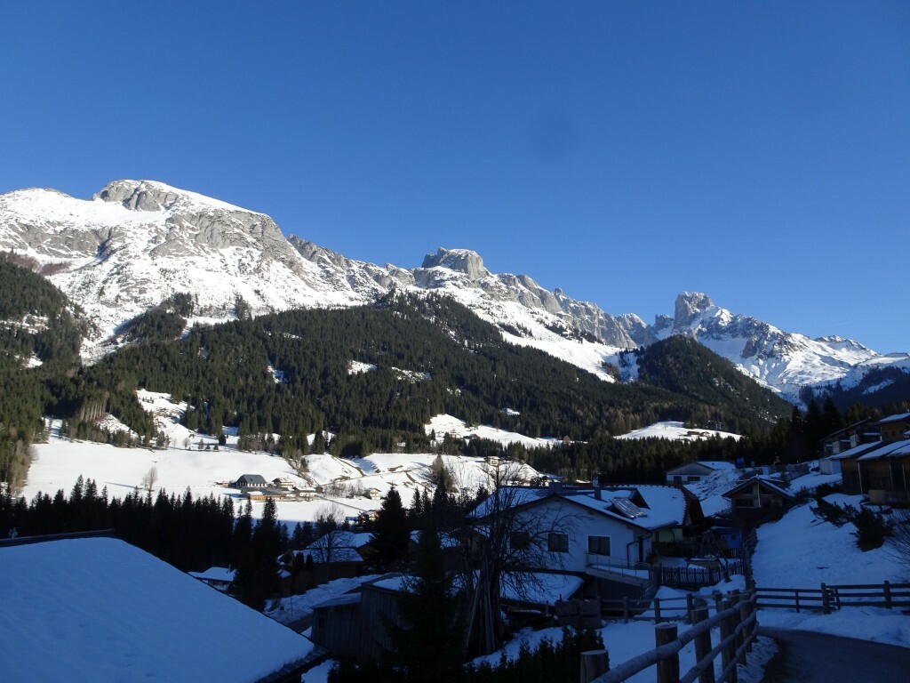 Blauer Himmel mit der Bischofsmütze auf dem Rückweg zum Ferienhaus. Schöner Skitag wars!