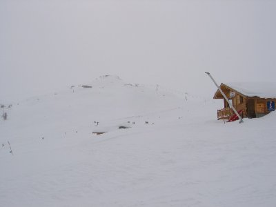 Blick von der Casse du Boeuf-Bergstation auf den Serre-Chevalier-Gipfel. Hinten sieht man die 6-KSB Foret (links), die 3-SB Cote Chevalier (rechts) und in der Mitte die neuen 6-KSB Grand Serre