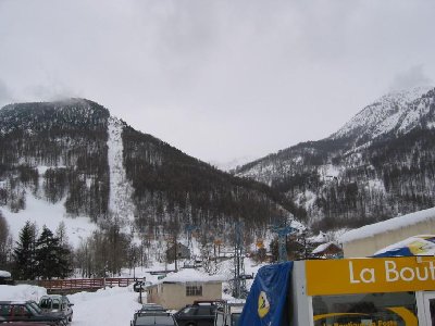 An der Talstation der 4-EUB Fréjus in Villeneuve. Blaue Stützen, kanariengelbe Kabinen, sieht nett aus!