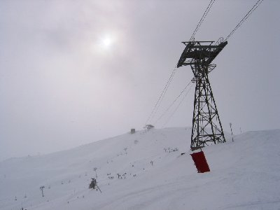 Blick zum 2491 m hohen Serre-Chevalier-Gipfel. In Bildmitte die alte PB 2. Sektion, hinten die neue 6-KSB Serre-Che und die SLte Combes 1+2