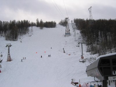 Blick auf die drei Zubringerbahnen von Chantemerle und die schwarze Talabfahrt &amp;quot;Luc Alphand&amp;quot;