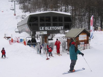 Talstation d. 6-KSB Bletonnet, Bj 2003, Poma. Ersetzte die gleichnamige 3-KSB, die aber weiter oben neben der PB-Station startete. Die Skibrücke in Chantemerle wurde dieses Jahr von der Breite her gesehen verdoppelt