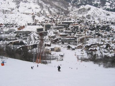 Im Steilhang der schwarzen Abfahrt &amp;quot;Olympique Luc Alphand&amp;quot;. Blick auf Chantemerle und die Talstationen.