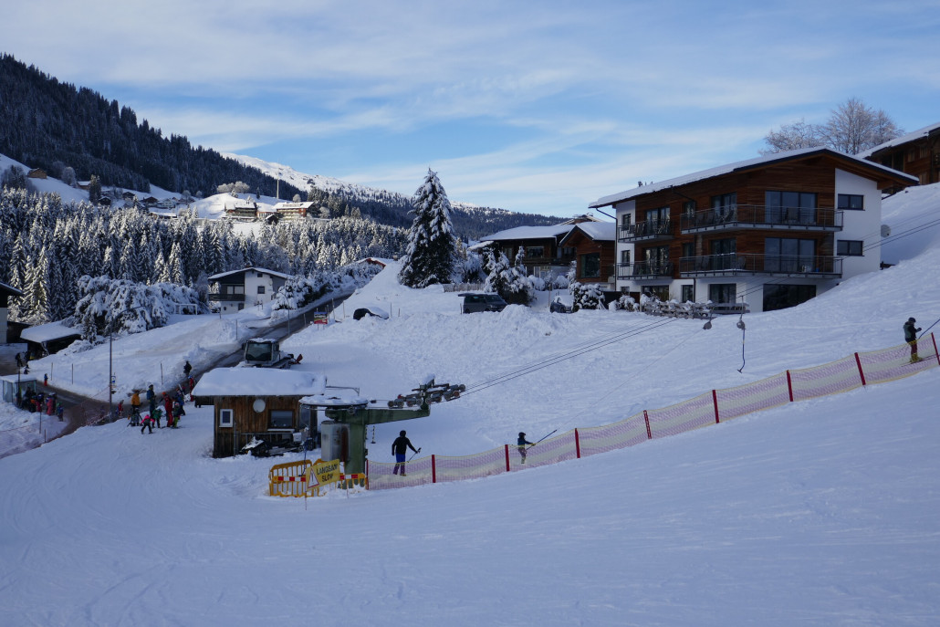 Talstation und rechts unsere Unterkunft der vergangenen KWT Urlaube.