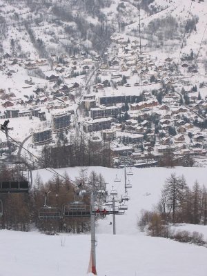 Tiefblick nach Chantemerle, 1350 m. Ganz ordentliches Gefälle in diesem Bereich.