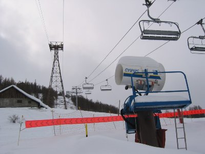 Auf der Talabfahrt nach Chantemerle. Oben die PB Serre-Ratier und die 6-KSB Bletonnet sowie eine &amp;quot;hochmoderne&amp;quot; Schneekanone