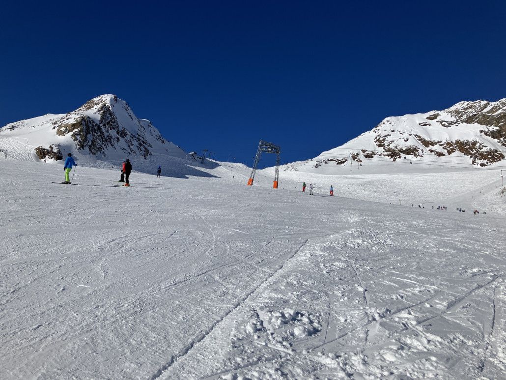 Tiefenbachferner. Wir sind mit den Kindern durch das Gekrusche gequert zu dem geschlossenen Schlepplift. Dort wurden wir mit  unberührten Feinripp belohnt