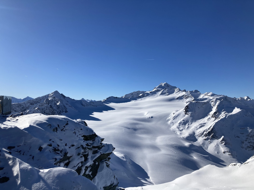 Wildspitze in der Sonne. Es waren viele Tourengeher im Kessel unterwegs mit dem Ziel Braunschweiger Hütte.
