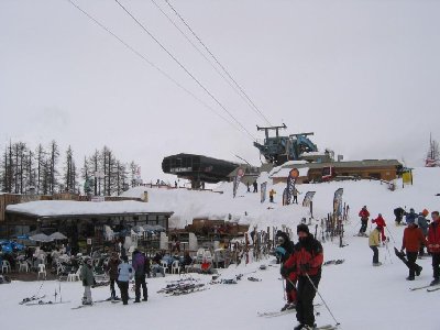 An der Mittelstation Serre-Ratier, 1905 m. Hinten die PB-Mittelstation und die Bergstation d. 6-KSB Bletonnet