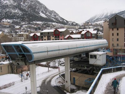 Talstation 12-EUB Prorel 1. Macht einen irgendwie sehr urbanen Eindruck, ein bisschen trostlos. Liegt auch am Wetter. In der Gegend scheint man lange komplizierte Treppen an Talstationen zu lieben, vgl Alpe d´Huez...