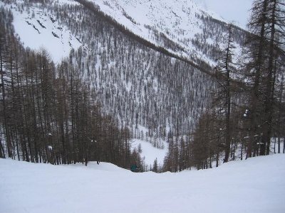 An der Steilhangkante der schwarzen Talabfahrt &amp;quot;Tabuc&amp;quot;. Vom Standpunkt meines Vaters geht es einen straighten, steilen Buckelhang fast bis zum Talboden im Hintergrund hinunter