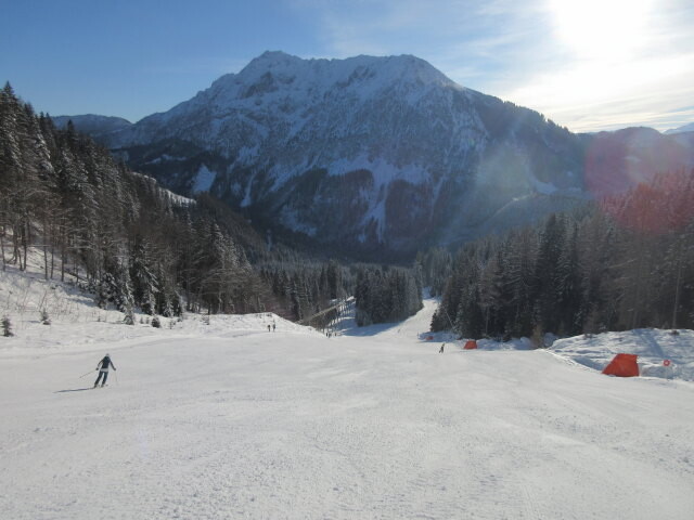 Wurzeralmabfahrt, links daneben die 140-FUC Wurzeralm, im Hintergrund der Bosruck (1.992 m)
