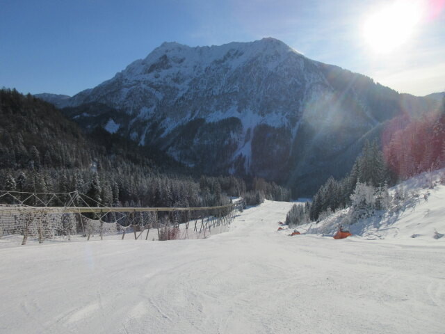 Wurzeralmabfahrt, links daneben die 140-FUC Wurzeralm, im Hintergrund der Bosruck (1.992 m)