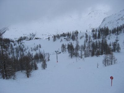 Auf der &amp;quot;Cibouit rouge&amp;quot; in Monêtier. Vorne die 3-SB Yret, hinten die Bergstationen Bachas auf 2177 m