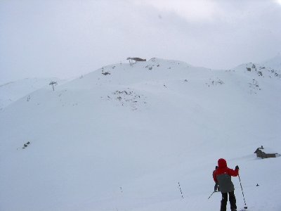Trasse und Bergstation d. 6-KSB Clot Gauthier, ebenfalls dieses Jahr neu (Poma). Hochalpines, ordentlich steiles Gelände hier oben, sehr diffuse Sicht