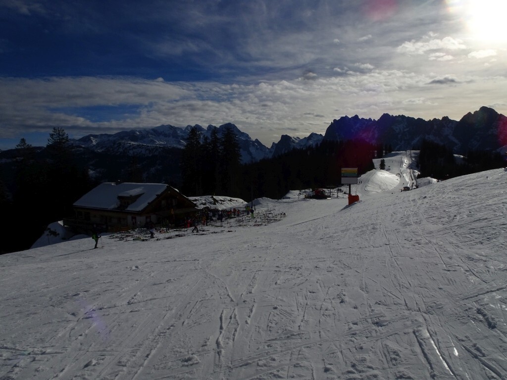 Blick zum Ochsenkopflift mit Gosaukamm und Dachsteinmassiv. Links die Go-Gosau.