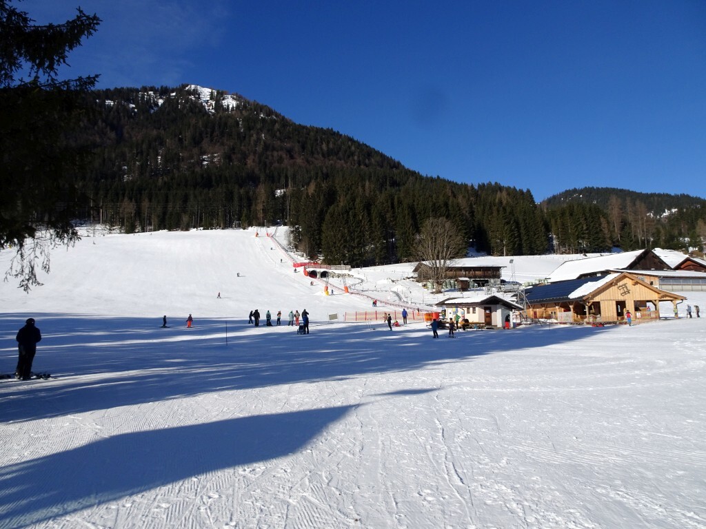 Angekommen am Knabelleitenlift um die Mittagszeit in Sankt Martin im Lammertal. Parken konnte ich etwa 20 Meter hinter mir (wie ich auf dem Bild stehe). Blick zur Talstation des Knabelleitenlifts.