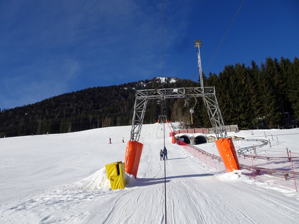 Unterer Streckenabschnitt. Rechts neben dem Lift verläuft ein Coaster (u.a. durch die Tunnel).