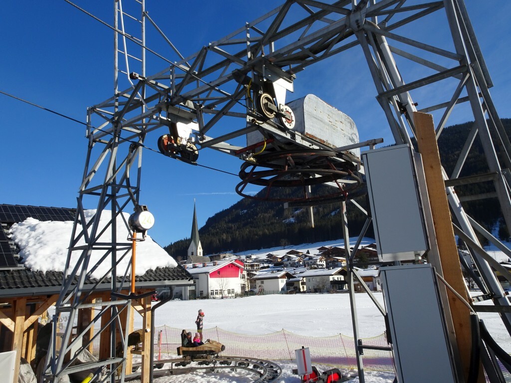Nochmal die fotogene Talstation mit Kirche.