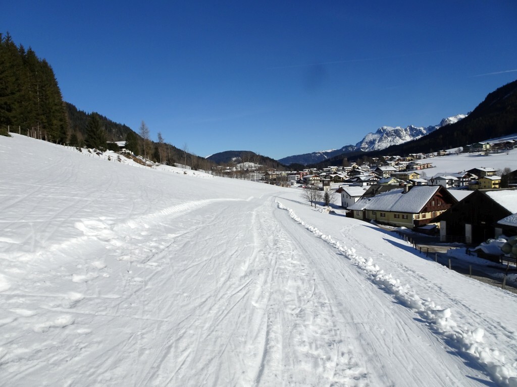 Verbindungspiste Knabelleiten-Ostermais, Skiweg etwas schräg am Hang verlaufend.