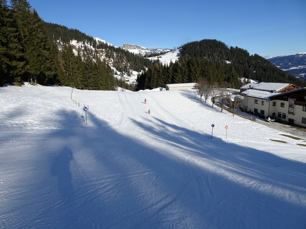Start der Pisten, geradeaus auf die Blaue, rechts auf die Rote.