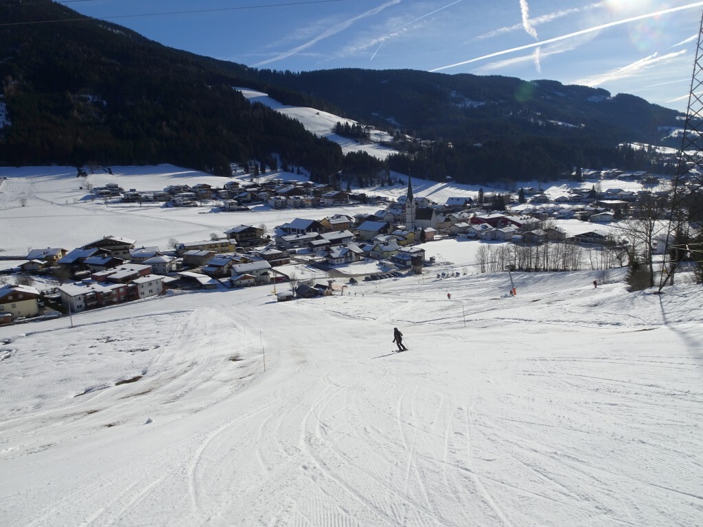 Unterer Abschnitt mit Blick auf die Talstation und den Ort.