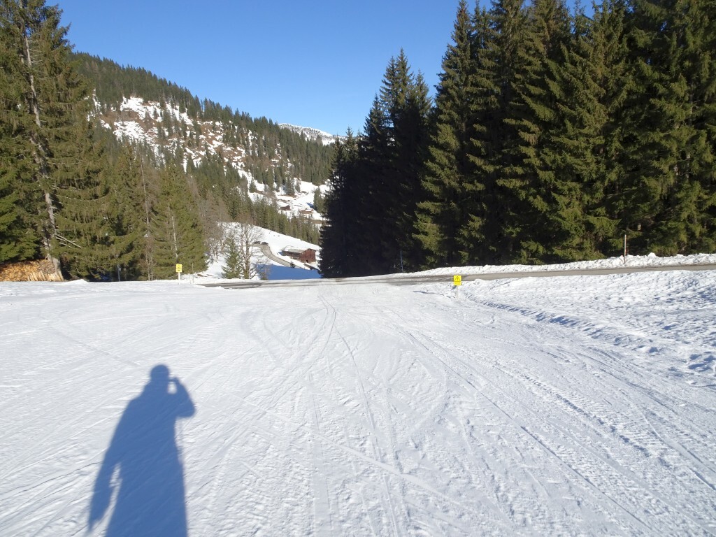 Blaue Piste, bei der es eine Straßenquerung gibt.