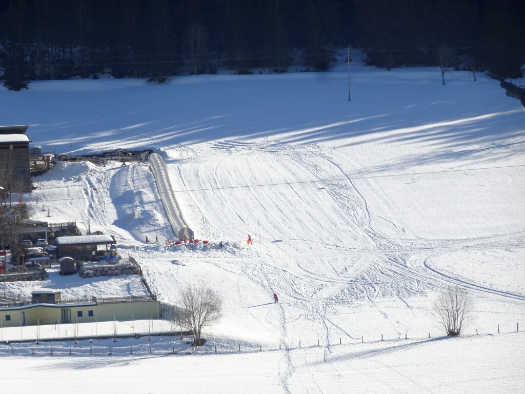 Zoom auf die andere Seite des Ortes, ein Anfängerbereich mit Förderband. Ich glaube hier in dem Bereich war der vierte Skilift des Ortes.