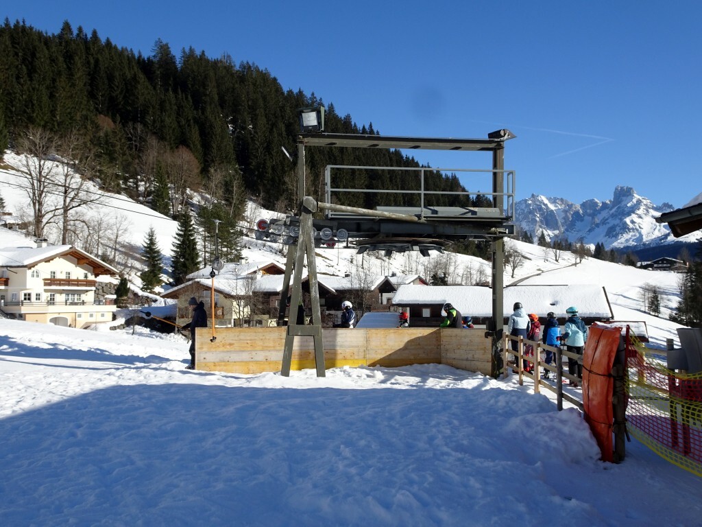 Talstation mit Bischofsmütze im Hintergrund.