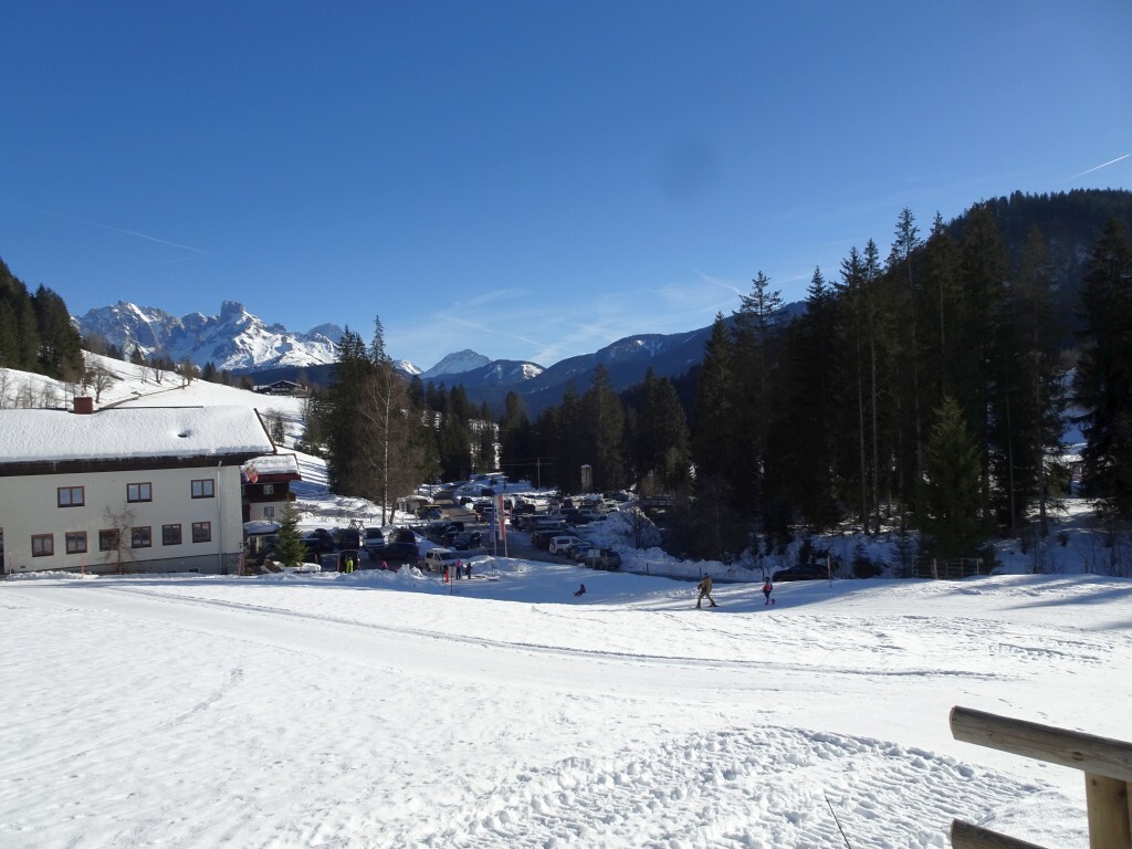 Blick ins Tal und zur Zufahrtsstraße/Parkplatz.