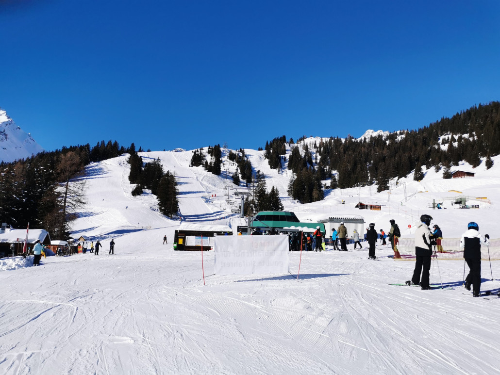An der Glattjochbahn sieht man immer wie voll es im gesamten Gebiet ist. Heute haben wohl welche unter dem Nebelmeer vom guten Wetter erfahren.<br />Hier sind alle Pisten in einem super Zustand und die beiden Skirouten über die Palüdalpe sorgen für eine sehr gute Alternative und auch Entlastung der Pisten.
