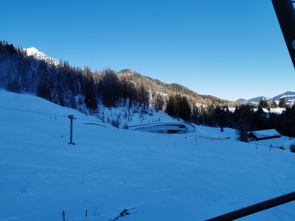 Seit fast 7 Tagen laufen die meisten Schneekanonen und der See ist immernoch voll? Vorteile eines Speichersees mit natürlichem Zulauf.