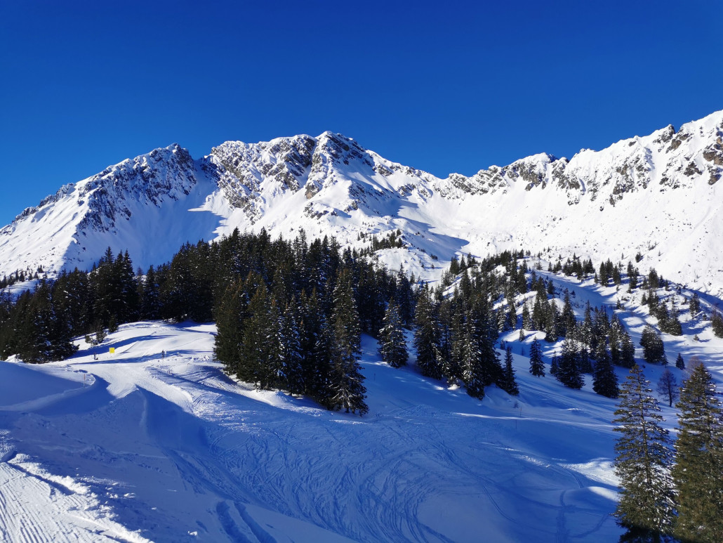 Faregg immer schön leer und in der Früh auch immer ein Traum. Hier fehlt es trotz fehlendem Kunstschnee nicht an Schnee. Es liegen locker 1,20m Schnee.