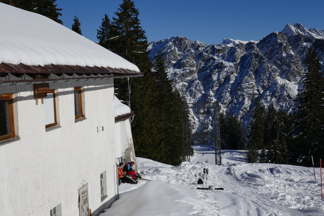 Hütte, zu der früher mal eine Materialseilbahn hoch führte