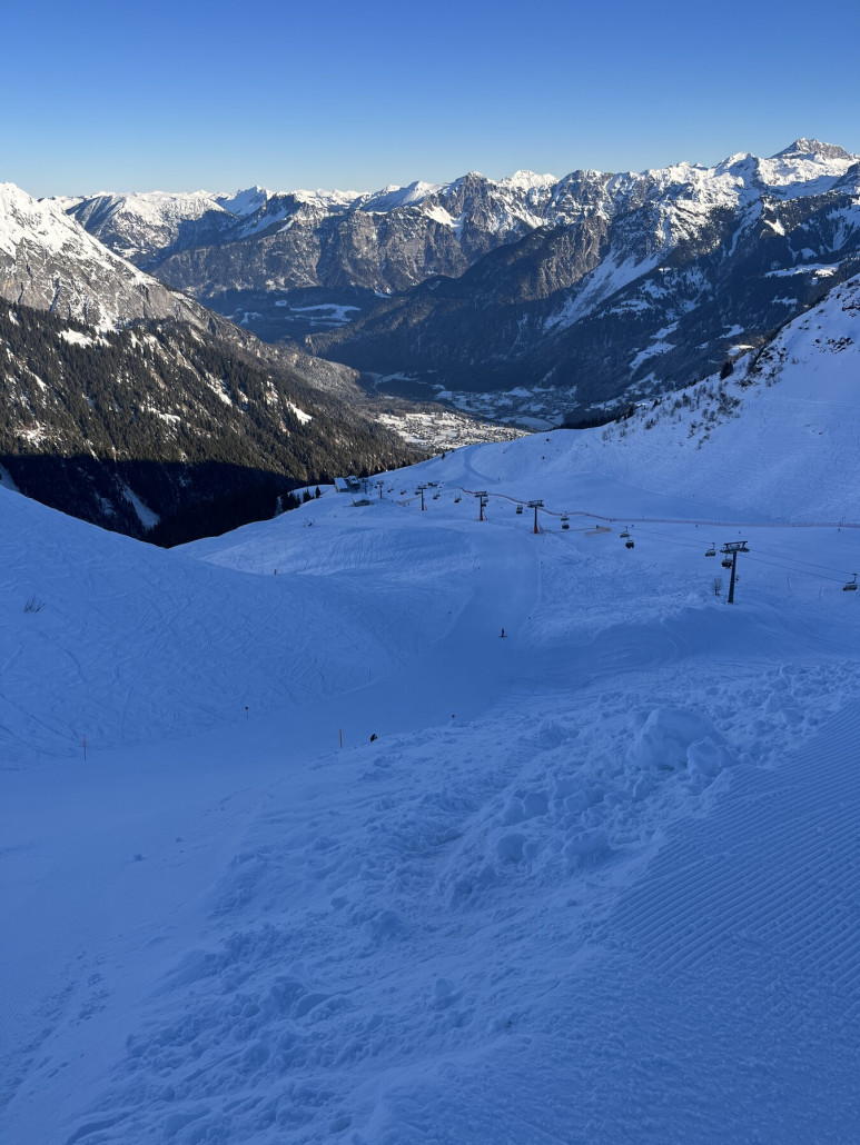Tiefblick über die Diabolo Abfahrt - fast nicht eisig heute
