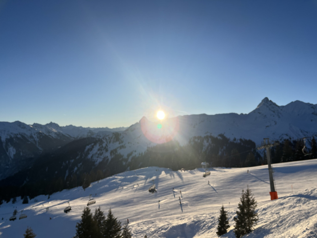 Sonnenaufgang kurz nach halb neun über der Tschaggunser Mittagsspitze