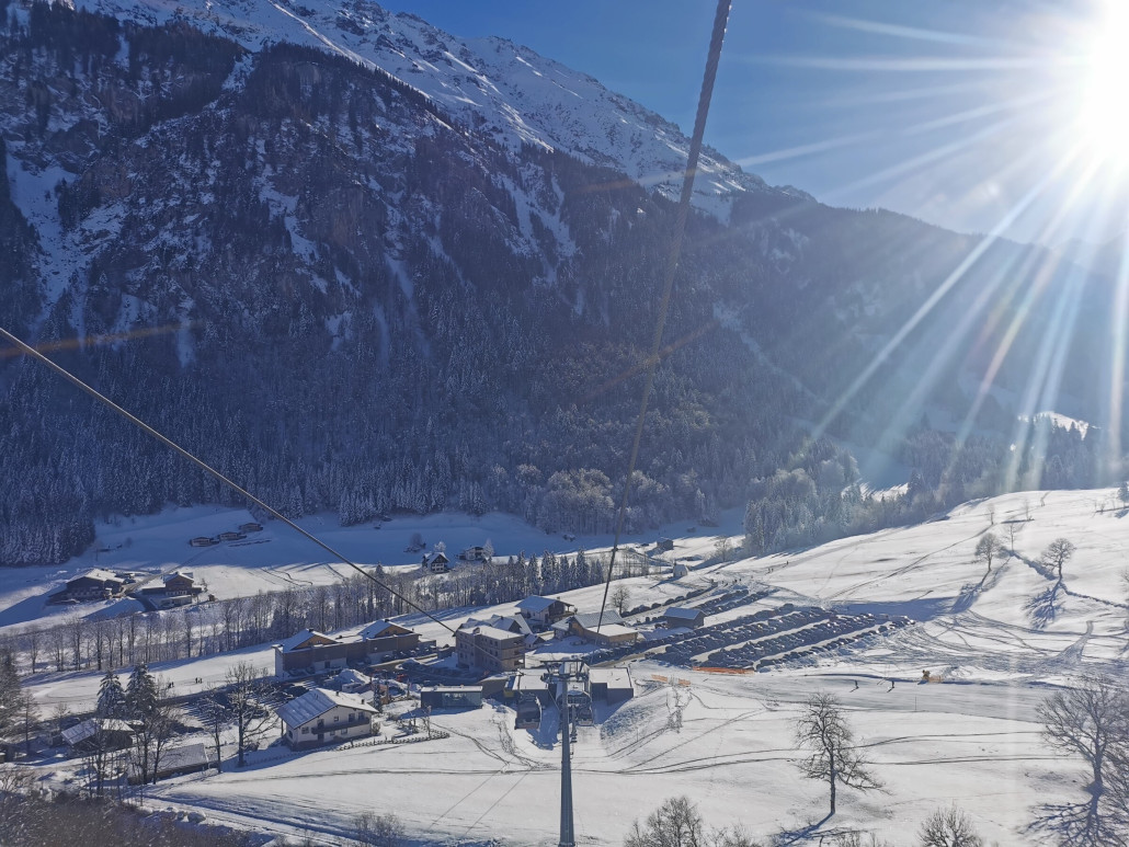 Parkplatz komplett voll es wird sogar an der Straße geparkt