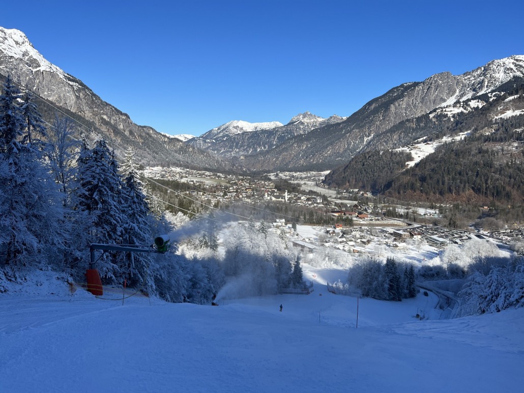 Und dann der Blick auf Vandans mit den laufenden Schneekanonen - herrlich :-)
