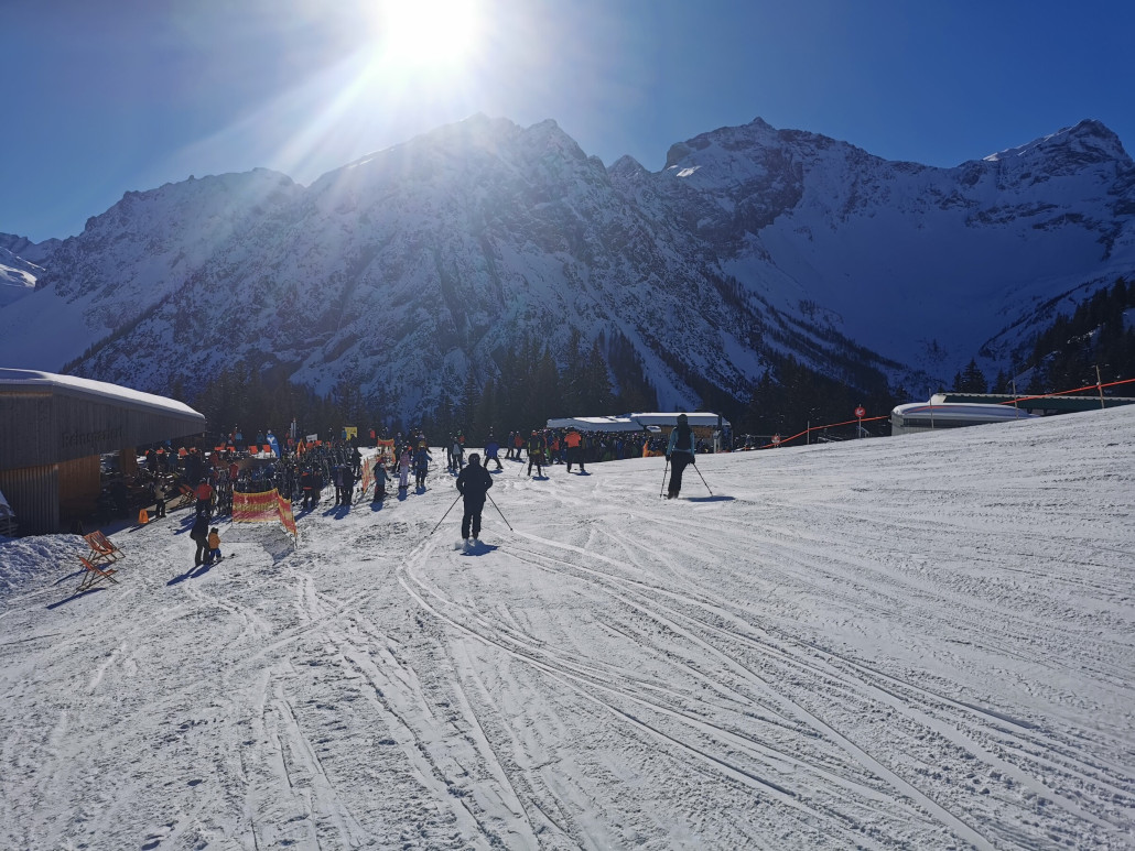 Hier mal Glattjoch um kurz nach 12 bis dahin hat es keiner der Gäste geschafft seine Skier vor den Zaun zu legen, da standen wohl deutlich mehr an.