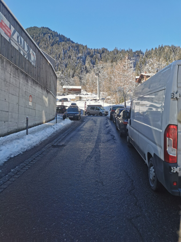 Der gesamte Ort ist zugeparkt