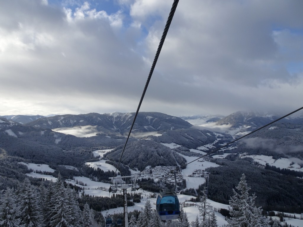 Nachdem es zum Jahreswechsel in der Nacht etwa 5-10 cm Neuschnee gegeben hat, startete das neue Jahr unter traumhaften Bedingungen. Auffahrt in der Donnerkogelbahn.