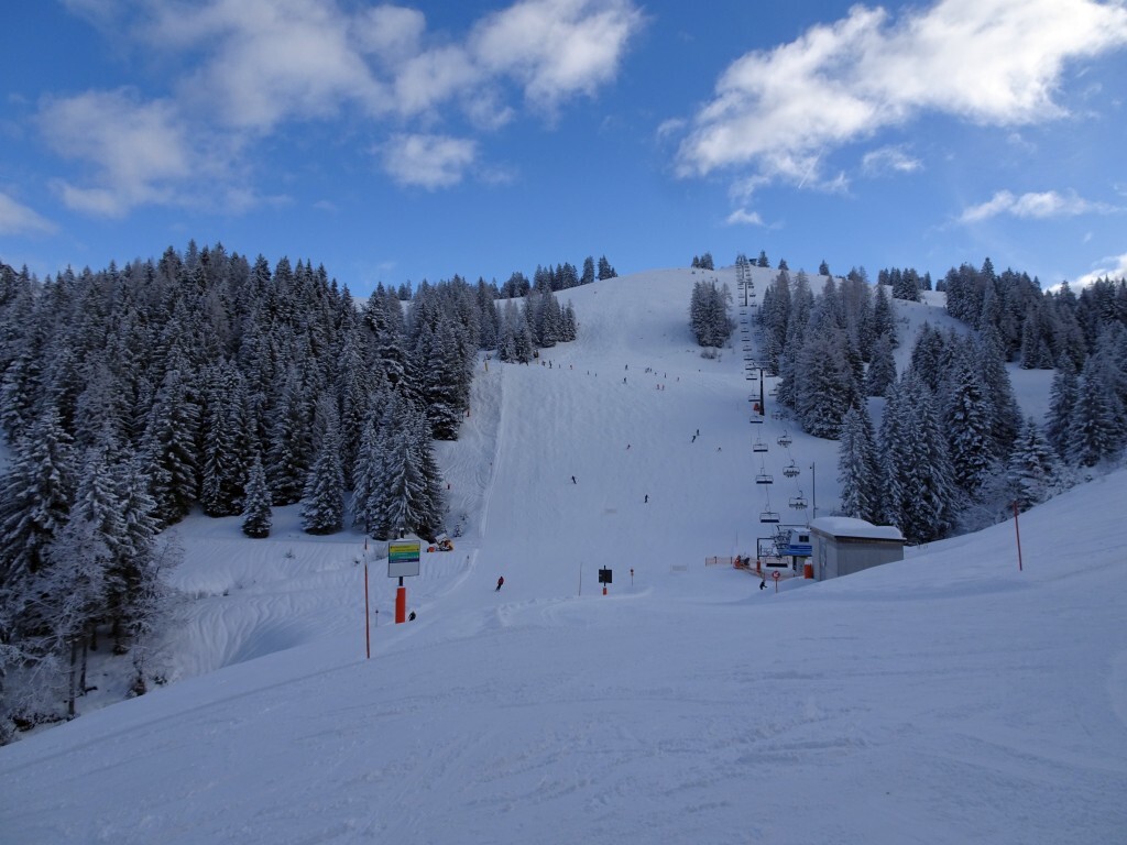 Höhbühelbahn in der Totalen. Der obere Teil des Hanges ist geschlossen laut Beschilderung, im interaktiven Pistenplan allerdings als offen markiert?!