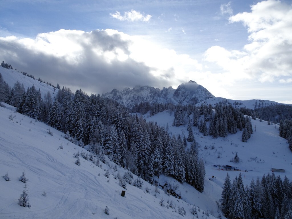 Blick in die verschneite Landschaft mit dem Gosaukamm. Auch hier sieht man die Talstation des fixgeklemmten 6er Sesselliftes Höhbühel.