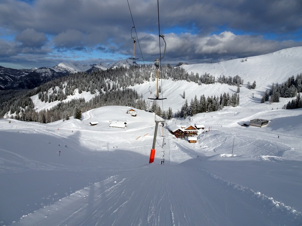 Blick zurück, rechts der Trasse die Rottenhofhütte, zu der wir nach dem Mittag gewandert sind.