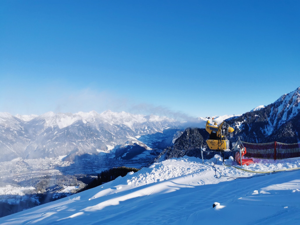 Am Steilhang an der Burtscha Alpe wird seit Tagen massivst beschneit. Mittlerweile hängt der Hang nach rechts durch den vielen Schnee.